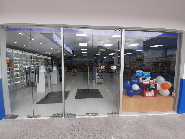 fabricacion-puertas-vidrio-templado-ecuador-la-casa-del-vidrio